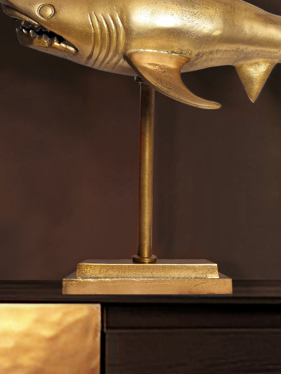 Dekofigur Hai Aluminium Maritim 70 cm mit Sockel - Design Metall Deko Alu Modern - Tischdeko Wohndeko Aluminiumdekoration - Dekoration Wohnaccessoire_