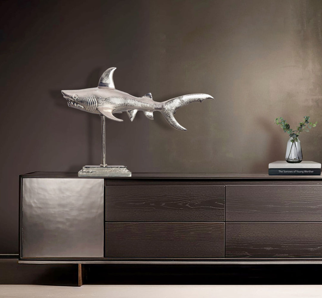 Dekofigur Hai Aluminium Maritim 70 cm mit Sockel - Design Metall Deko Alu Modern - Tischdeko Wohndeko Aluminiumdekoration - Dekoration Wohnaccessoire_