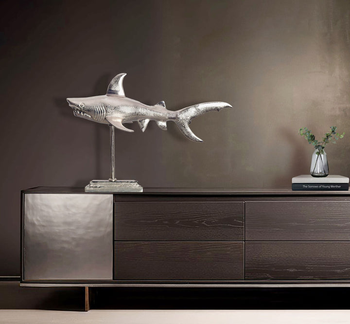 Dekofigur Hai Aluminium Maritim 70 cm mit Sockel - Design Metall Deko Alu Modern - Tischdeko Wohndeko Aluminiumdekoration - Dekoration Wohnaccessoire_