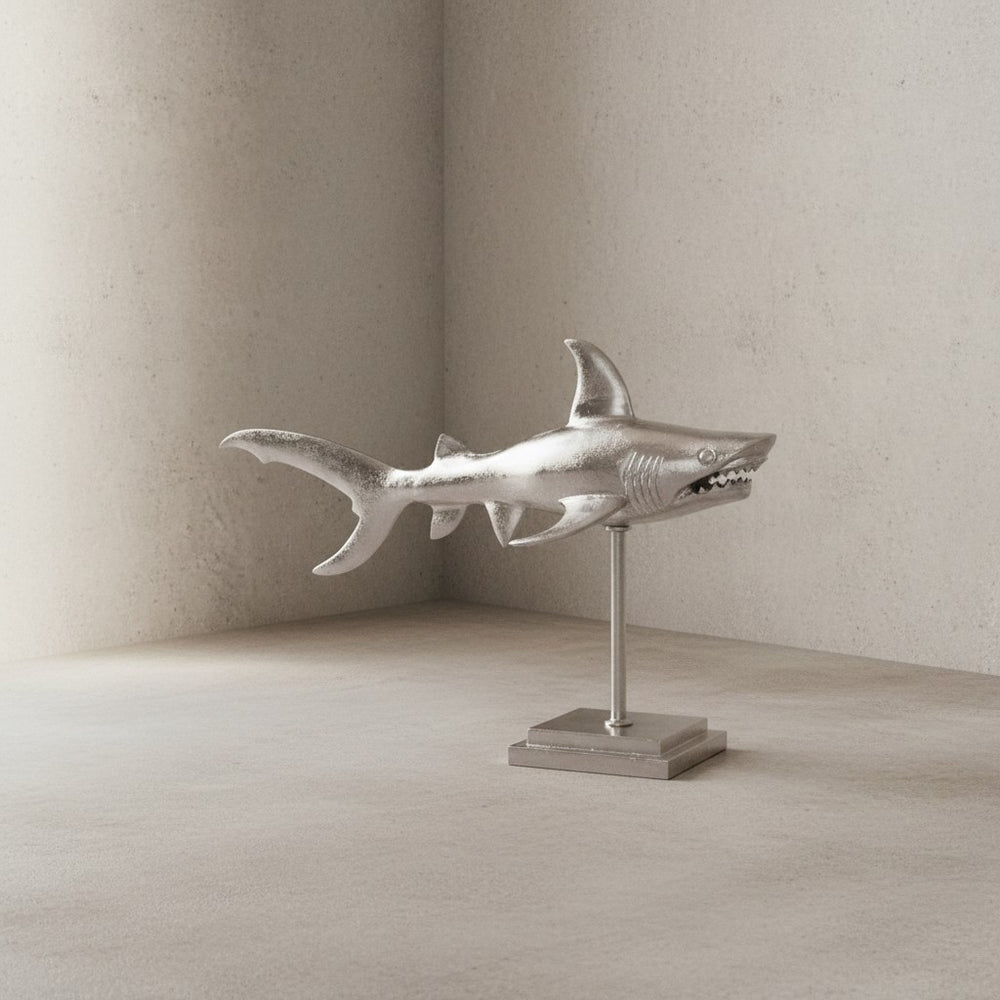 Dekofigur Hai Aluminium Maritim 70 cm mit Sockel - Design Metall Deko Alu Modern - Tischdeko Wohndeko Aluminiumdekoration - Dekoration Wohnaccessoire_