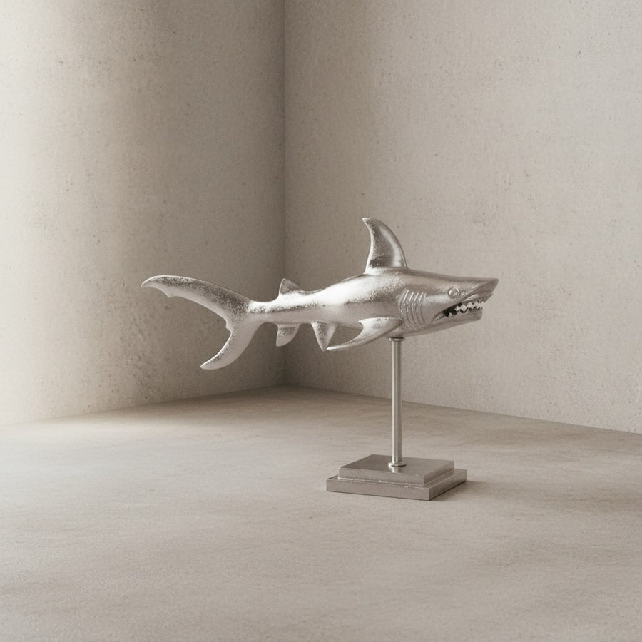 Dekofigur Hai Aluminium Maritim 70 cm mit Sockel - Design Metall Deko Alu Modern - Tischdeko Wohndeko Aluminiumdekoration - Dekoration Wohnaccessoire_