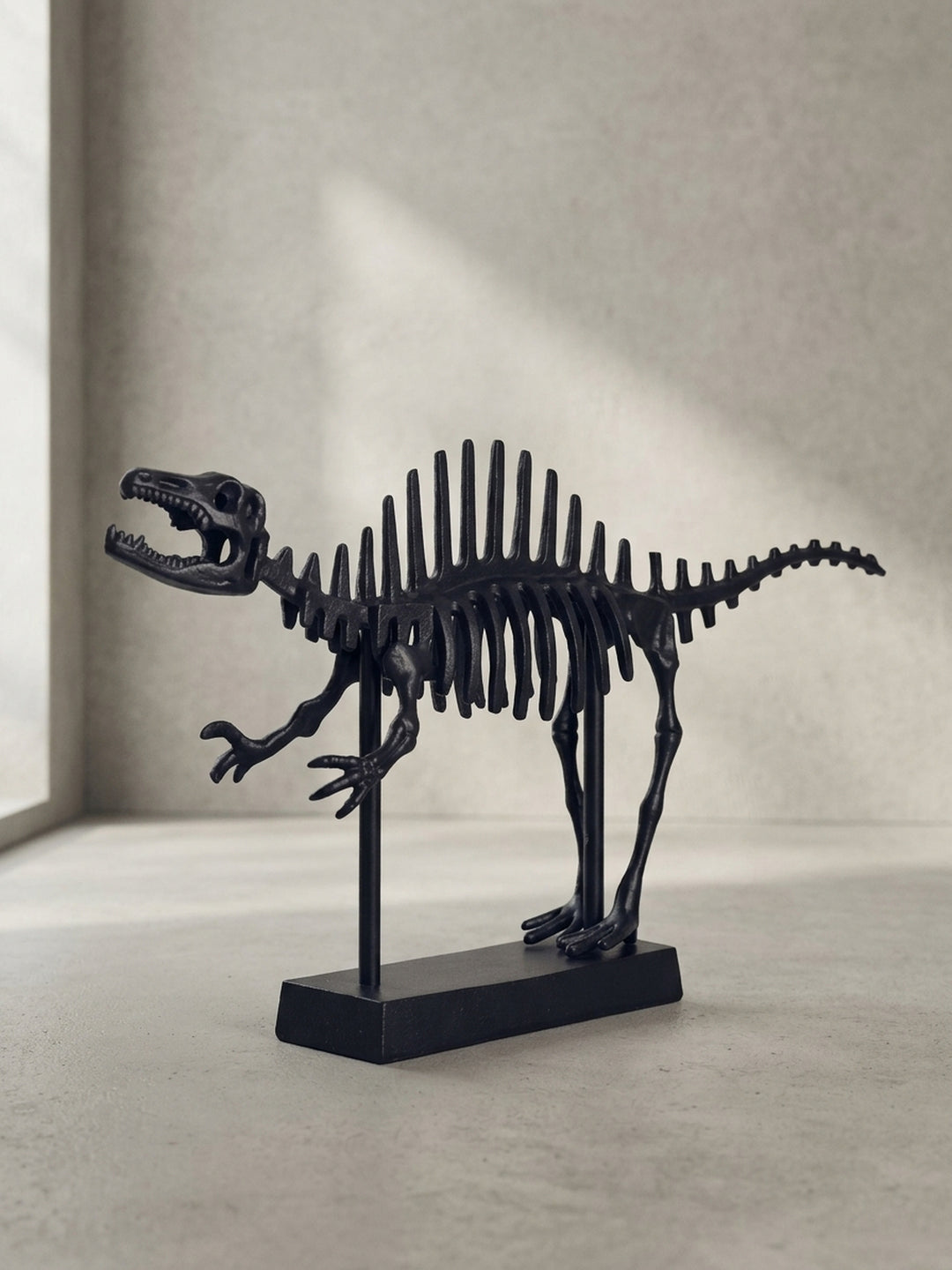 Detailansicht des kunstvoll gegossenen Dino-Schädels mit geöffnetem Kiefer aus robustem und schwerem lackiertem Aluminium_