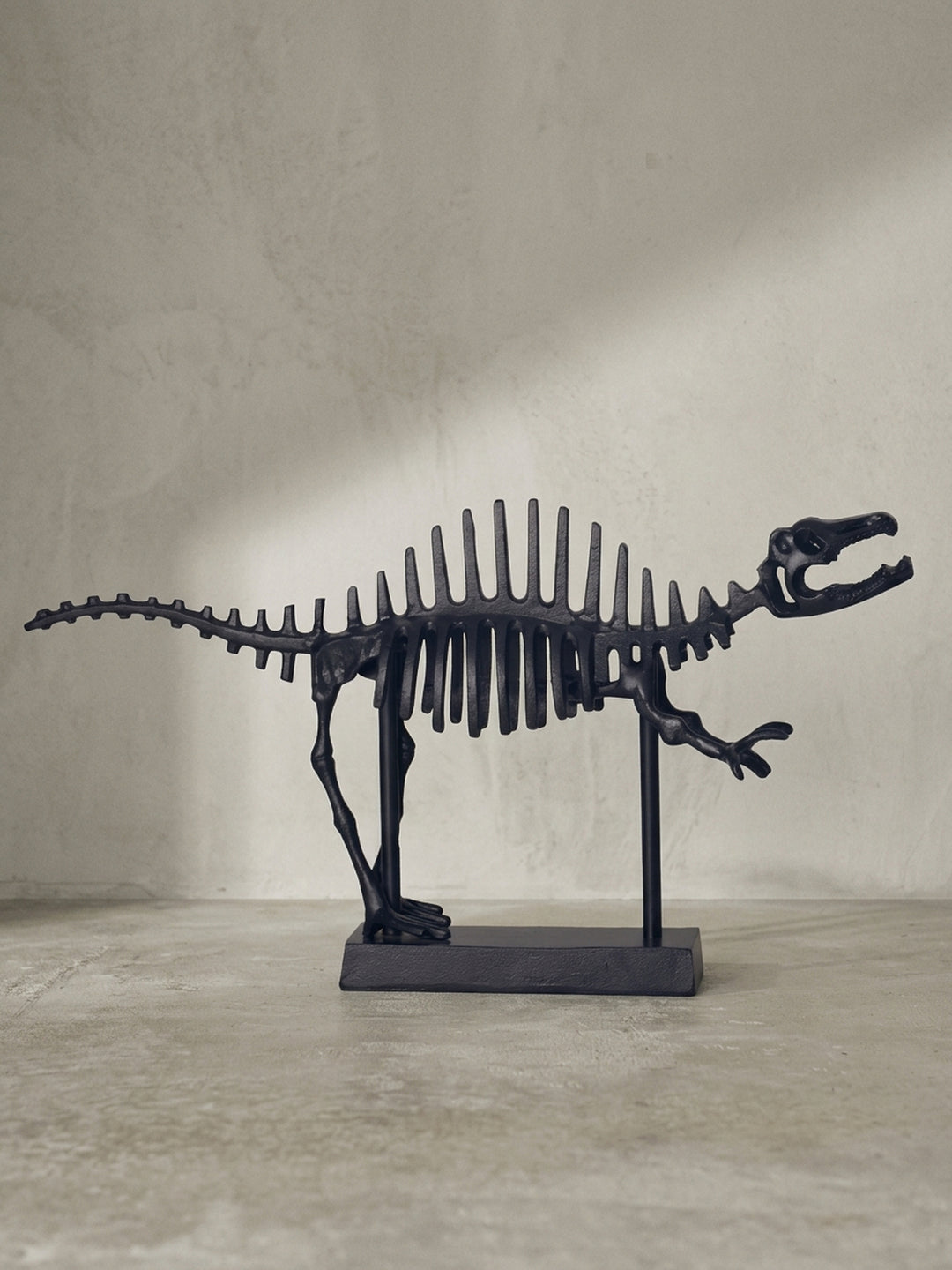 Moderne Dekofigur T-Rex Aluminium Schwarz 62x12x33 cm in der vollständigen Seitenansicht auf einem sauberen weißen Hintergrund_
