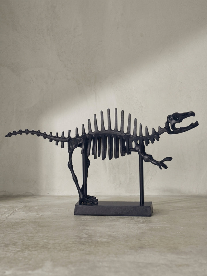 Moderne Dekofigur T-Rex Aluminium Schwarz 62x12x33 cm in der vollständigen Seitenansicht auf einem sauberen weißen Hintergrund_