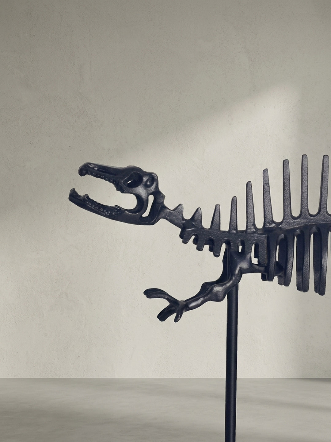 Frontale Perspektive des Aluminium-Dinosauriers die die beeindruckende Silhouette des prähistorischen Raubtiers im modernen Design zeigt_