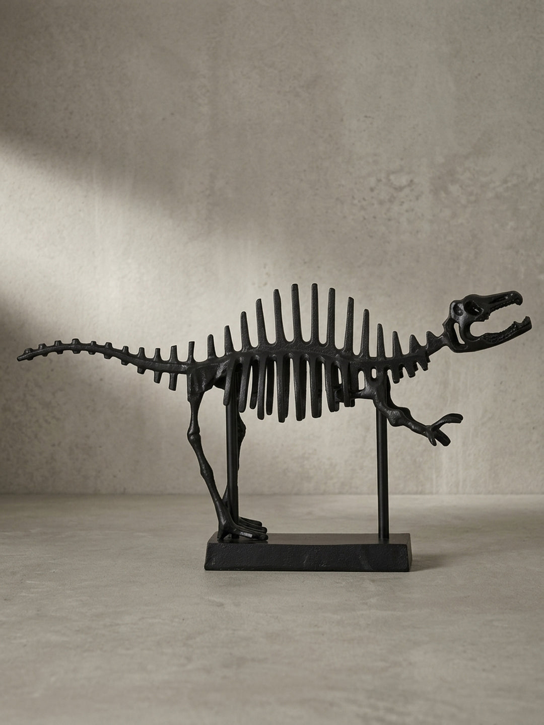 Vollständige Ansicht des dekorativen Aluminium-Fossils als elegantes und maskulines Wohnaccessoire für anspruchsvolle Tischdekorationen_