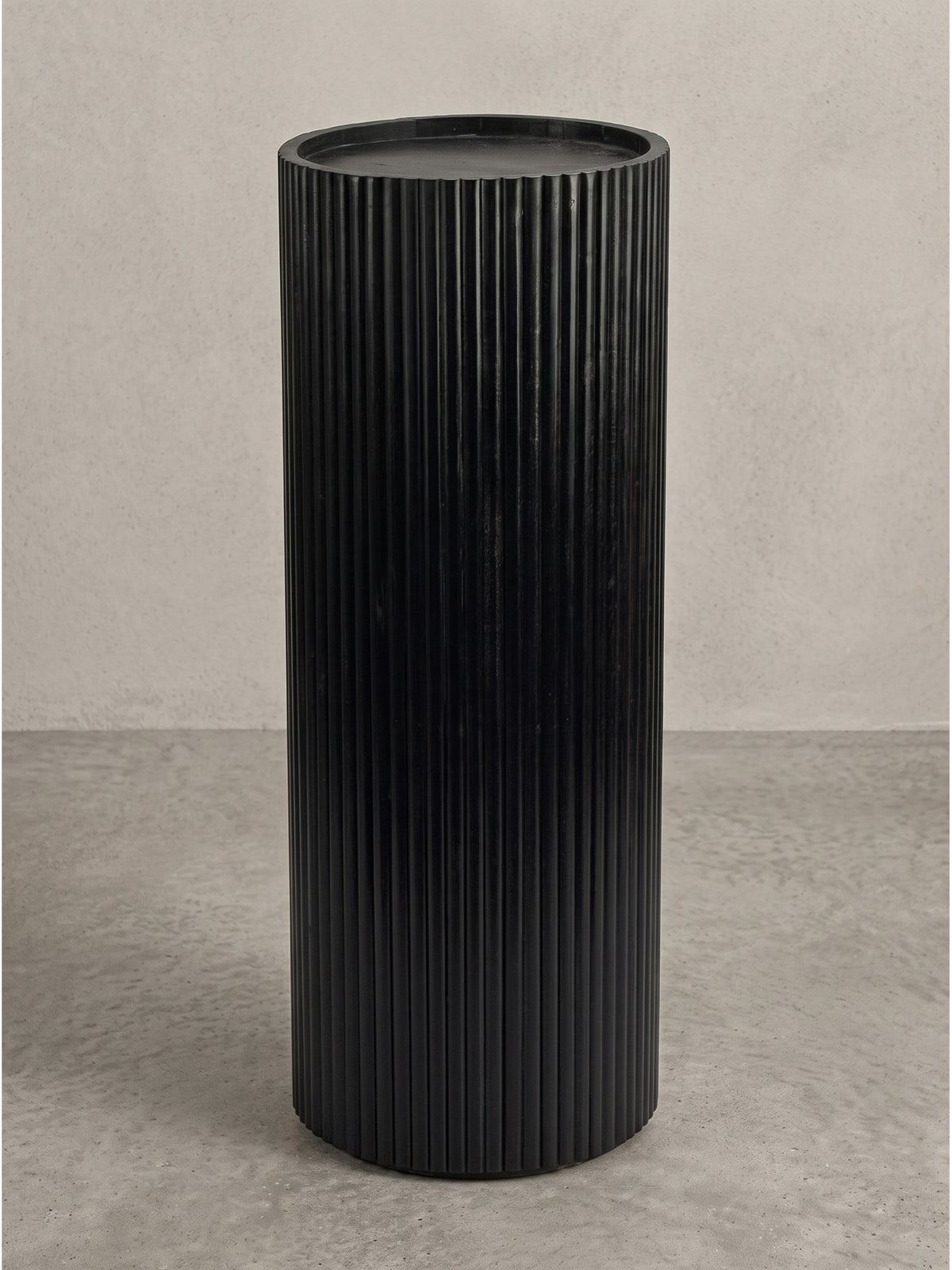 Schwarze Massivholzsäule 80 cm hoch mit geriffelter Oberfläche und vertiefter Ablagefläche auf weißem Hintergrund