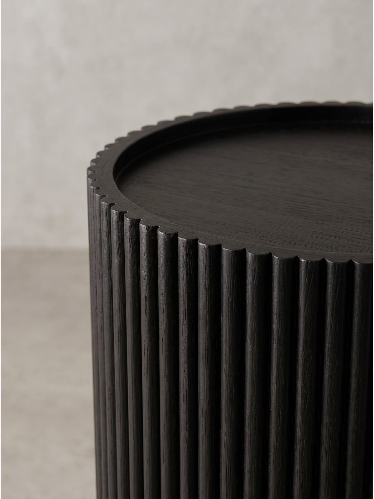 Elegante Blumensäule in Schwarz aus Massivholz überzeugt durch ihr minimalistisches zylindrisches Design_