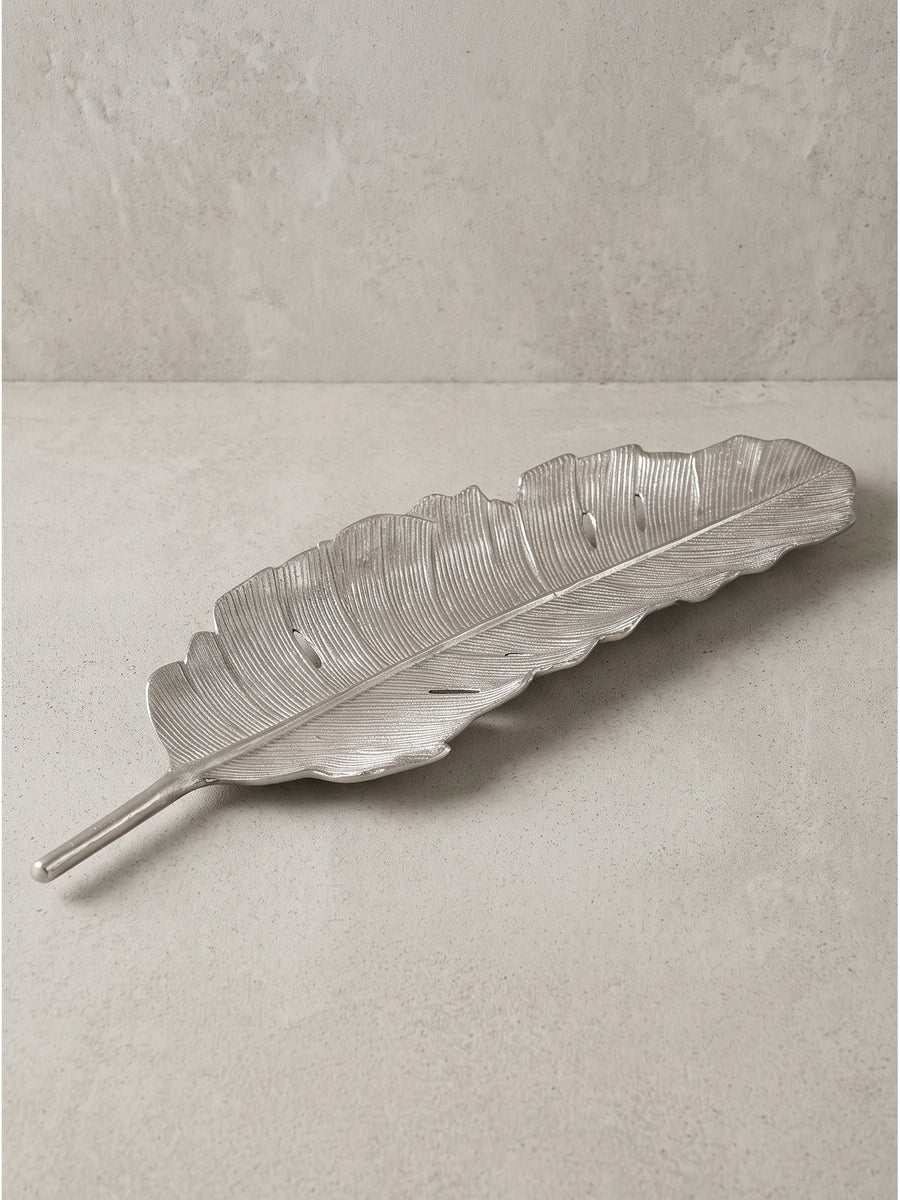 Dekoschale Blatt aus silbernem Aluminium freigestellt Ansicht von vorne zeigt die organische Struktur und den Stielgriff_