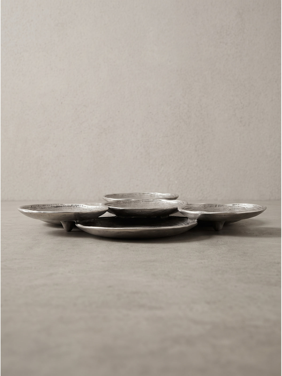 Flache Dekoschale Silber Aluminium 44cm Rund im Profil mit sichtbaren Rillen und handgefertigter organischer Kante._