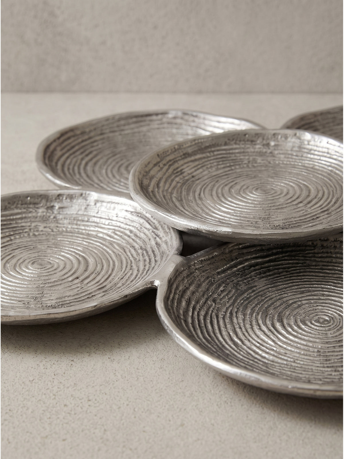 Dekoschale Silber Aluminium 44cm Rund als extravagante Tischdekoration für das Esszimmer aus einem seitlichen Winkel fotografiert._