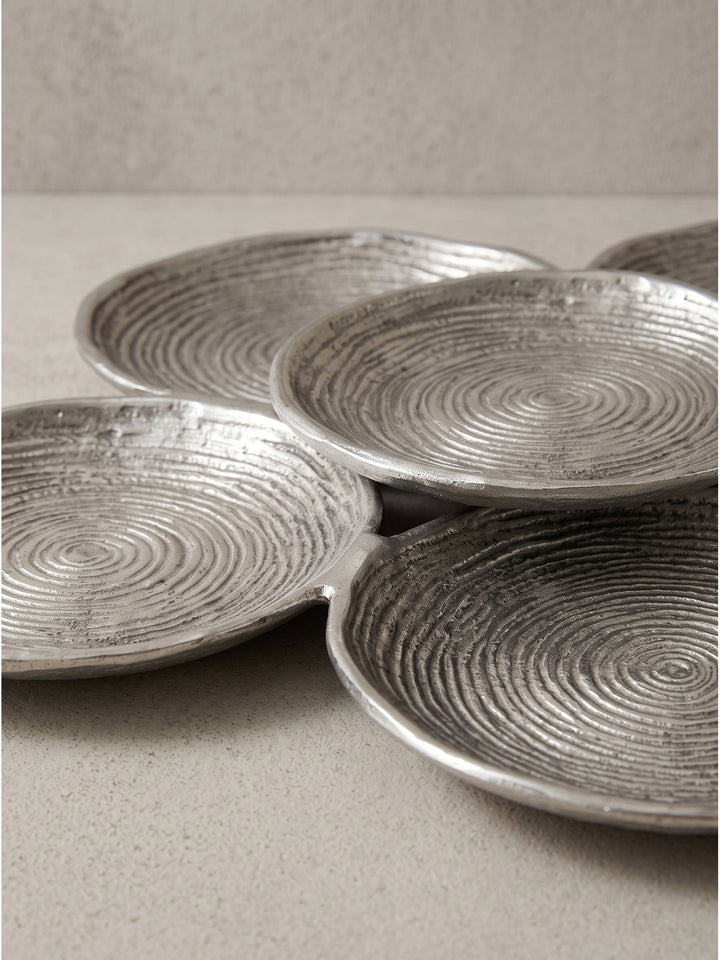 Dekoschale Silber Aluminium 44cm Rund als extravagante Tischdekoration für das Esszimmer aus einem seitlichen Winkel fotografiert._
