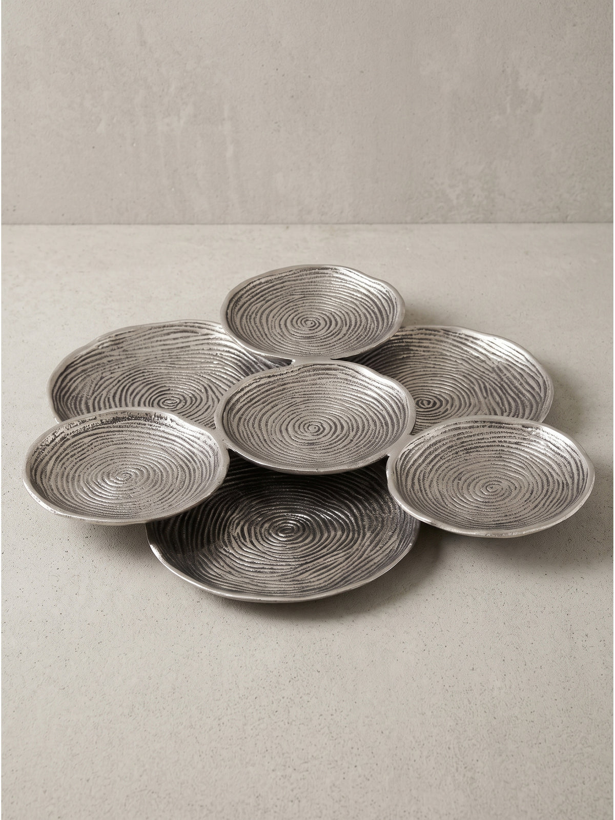Nahaufnahme der strukturierten Oberfläche der Dekoschale Silber Aluminium 44cm Rund offenbart handwerkliche Details und Lichtreflexe._