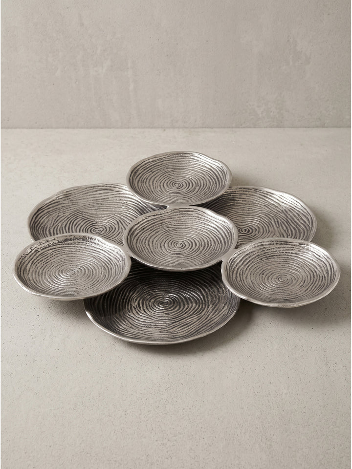 Nahaufnahme der strukturierten Oberfläche der Dekoschale Silber Aluminium 44cm Rund offenbart handwerkliche Details und Lichtreflexe._