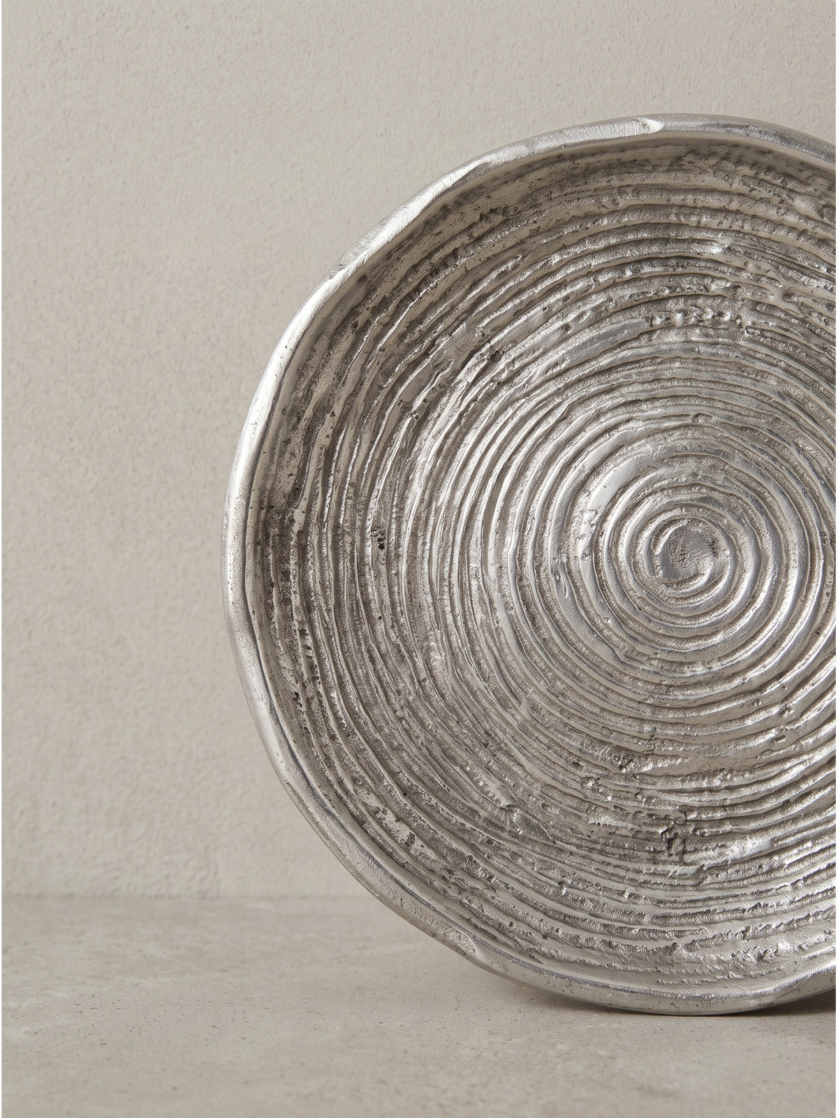 Hochwertige Dekoschale Silber Aluminium 44cm Rund im Überblick zeigt das faszinierende Unikat für eine luxuriöse Einrichtung.