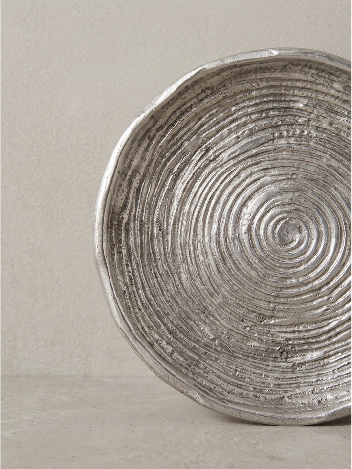 Hochwertige Dekoschale Silber Aluminium 44cm Rund im Überblick zeigt das faszinierende Unikat für eine luxuriöse Einrichtung._