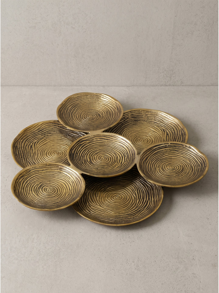 Nahaufnahme der feinen Rillenstruktur und der goldenen Oberfläche der handgefertigten Aluminium-Schmuckteller_