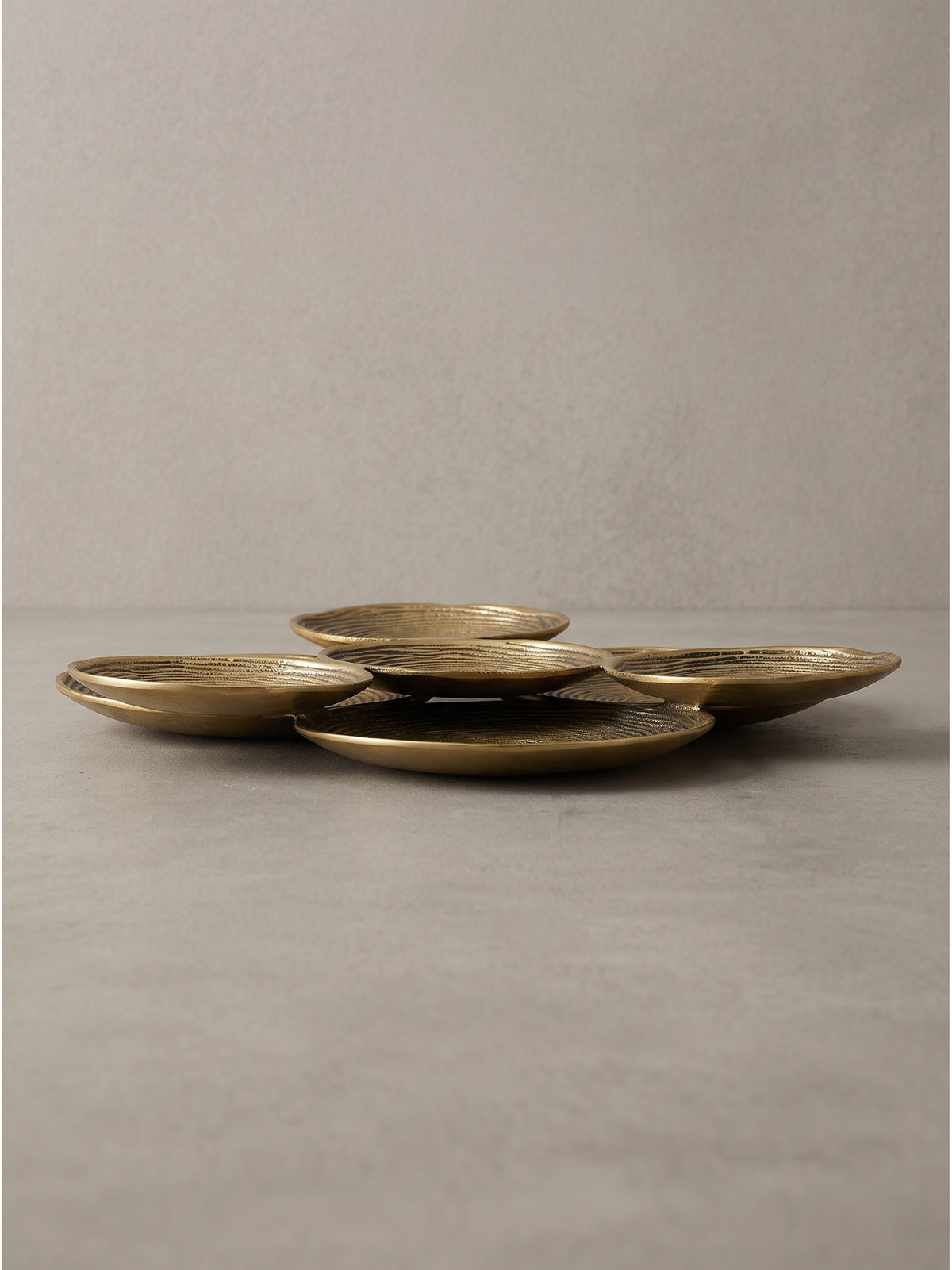 Seitenprofil der flachen 4cm hohen Dekoschale aus robustem Aluminium in glänzendem Gold_
