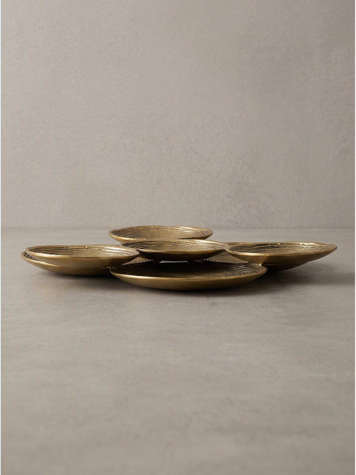 Seitenprofil der flachen 4cm hohen Dekoschale aus robustem Aluminium in glänzendem Gold_
