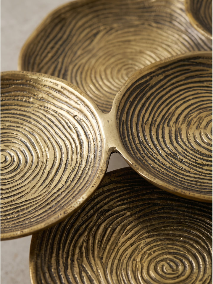 Alternative Perspektive der extravaganten Aluminium-Obstschale in Gold mit skulpturaler Form aus sieben Kreisen_