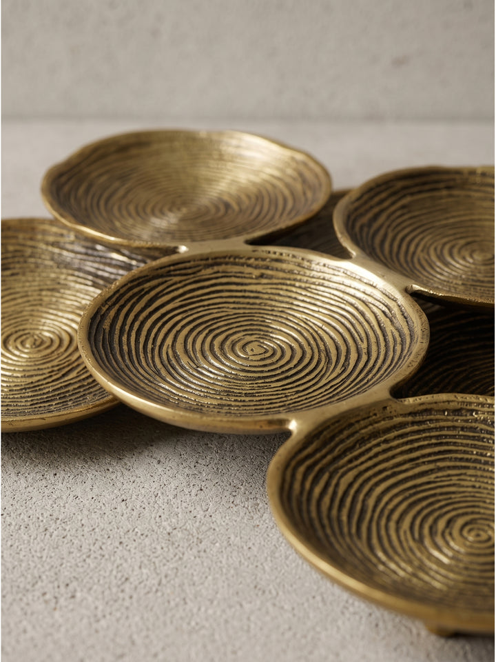 Gesamtansicht der luxuriösen runden Dekoschale aus Aluminium in Gold als elegantes Herzstück für den Tisch_