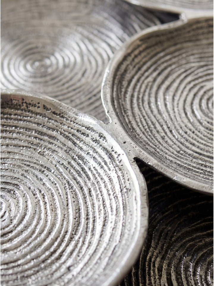 Detailaufnahme der Dekoschale Silber Aluminium 44cm Rund zeigt die feine Spiralstruktur und die organische Form der Metalloberfläche._