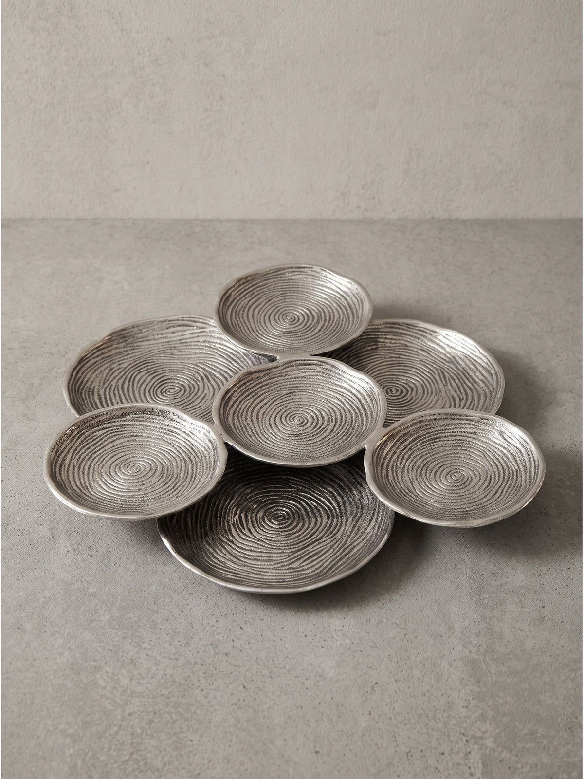 Silberne Dekoschale aus Aluminium 44cm im floralen Design von schräg oben betrachtet zeigt die Anordnung der einzelnen Elemente.