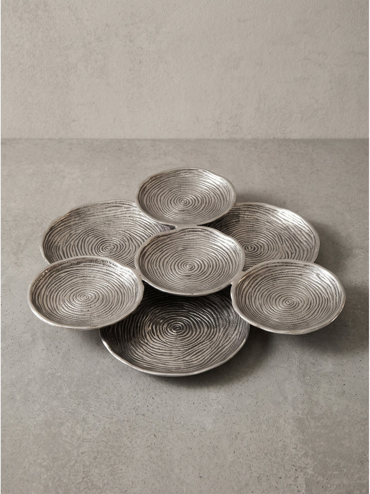 Silberne Dekoschale aus Aluminium 44cm im floralen Design von schräg oben betrachtet zeigt die Anordnung der einzelnen Elemente._