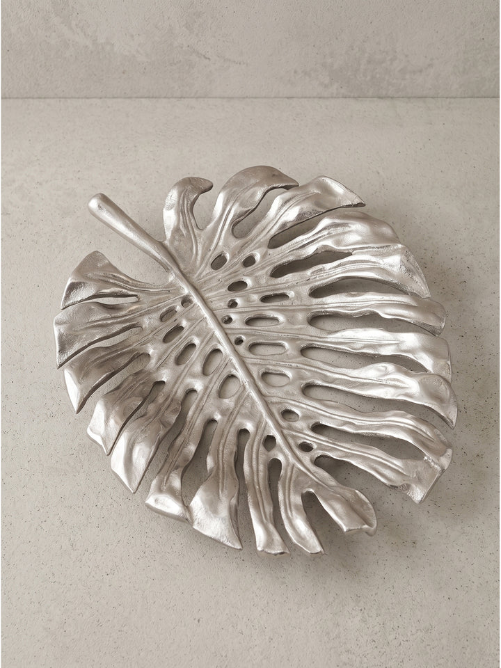 Handgefertigte Obstschale Metall Silber leicht schräg von der Seite fotografiert, um die flache und organische Linienführung zu zeigen._