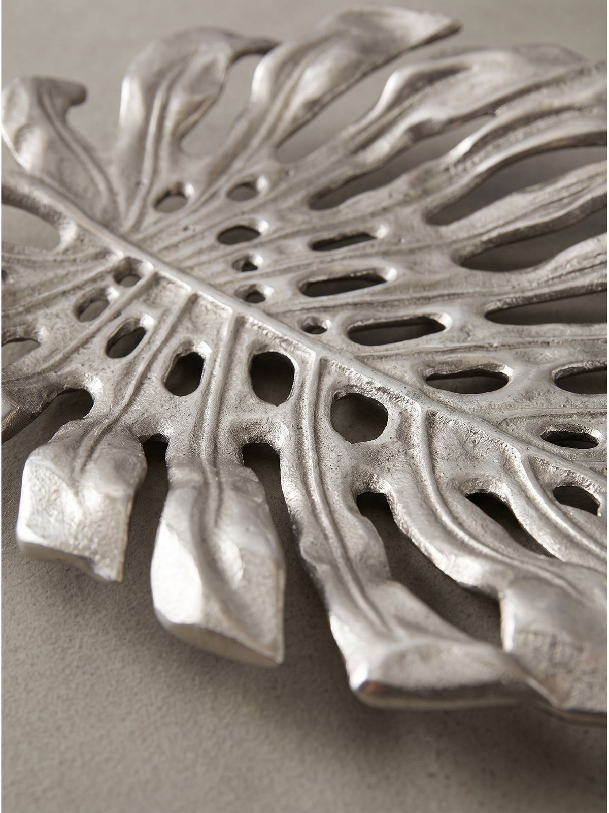 Elegante Design Standdeko in Blattform als extravagantes Highlight für das reduzierte Interieur komplett freigestellt.
