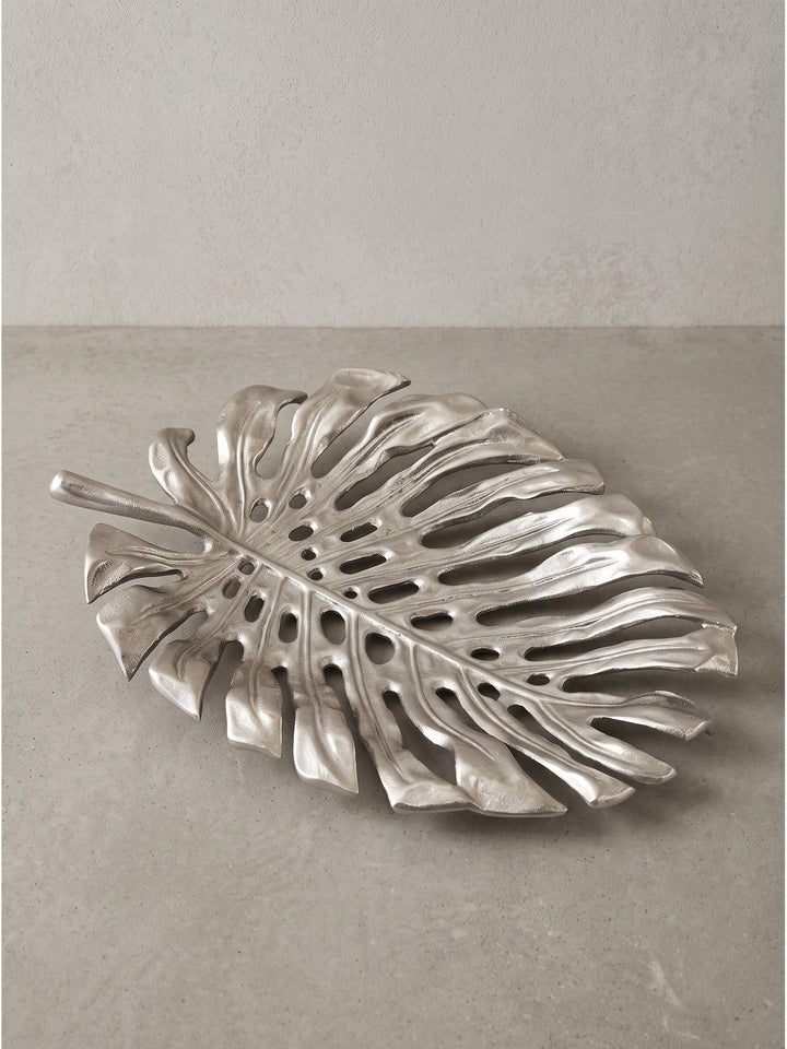 Glänzende Oberflächenstruktur der Deko Schale Silber mit detailliert ausgearbeiteten Rändern und Aussparungen im Material._