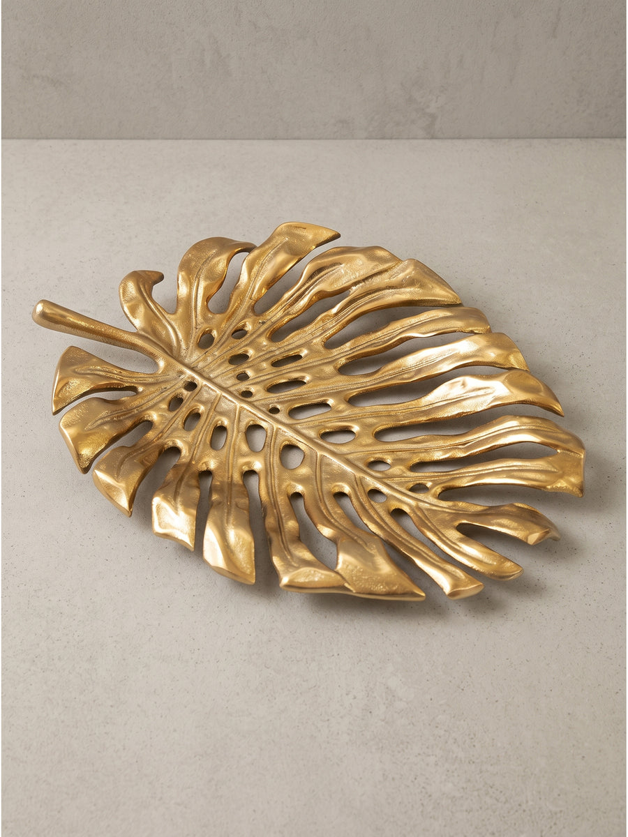 Dekoteller Blatt aus Aluminium komplett montiert in der Farbe Gold auf weißem Hintergrund leicht schräg von oben_