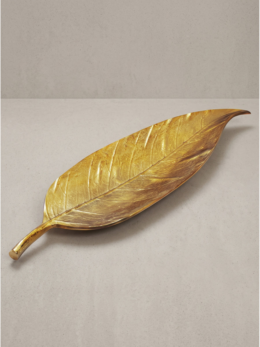 Die 61 cm lange Dekoschale aus strukturiertem Aluminium in elegantem Goldton, isoliert vor neutralem Hintergrund in der Frontalansicht._