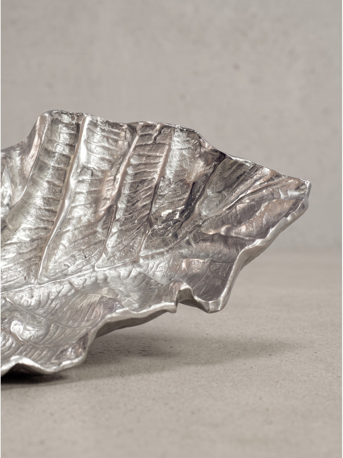 Leicht erhöhte Frontalansicht der Dekoschale Blatt Silber 67x27x11 cm mit deutlicher Sicht auf die wellige Blattstruktur_