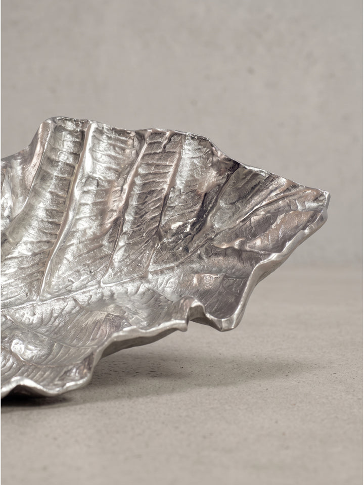 Leicht erhöhte Frontalansicht der Dekoschale Blatt Silber 67x27x11 cm mit deutlicher Sicht auf die wellige Blattstruktur_