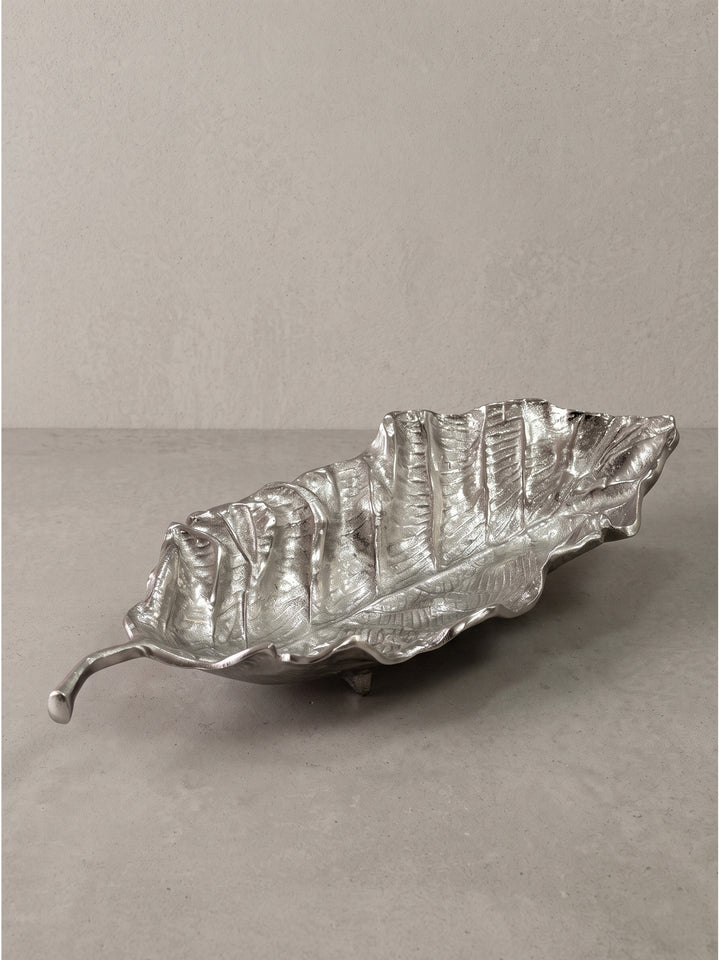 Detailaufnahme des geschwungenen Stiels der silbernen Dekoschale aus handgefertigtem Aluminium_