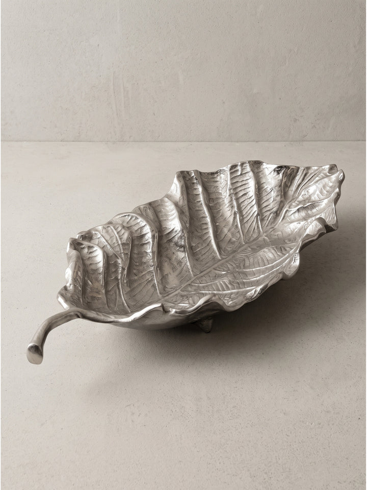 Dekoschale Blatt aus lackiertem Aluminium in Silber 67x27x11 cm mit geschwungenem Stiel in der Frontalansicht_