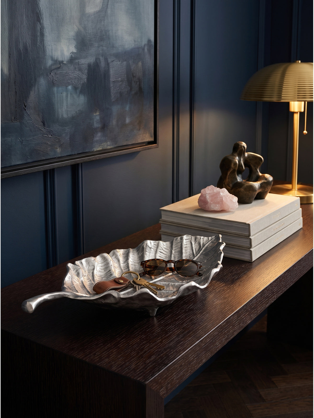 Silberne Dekoschale Blatt 67x27x11 cm genutzt als stilvolle Ablage für Schlüssel und Sonnenbrille auf einem Flur-Sideboard_