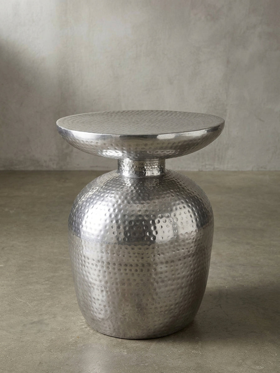 Moderner Beistelltisch Silber aus reinem Aluminium in Frontalansicht. Der schmale Anstelltisch misst 36,5x46x36,5 cm und besticht durch sein orientalisches, bauchiges Hammerschlag-Design._