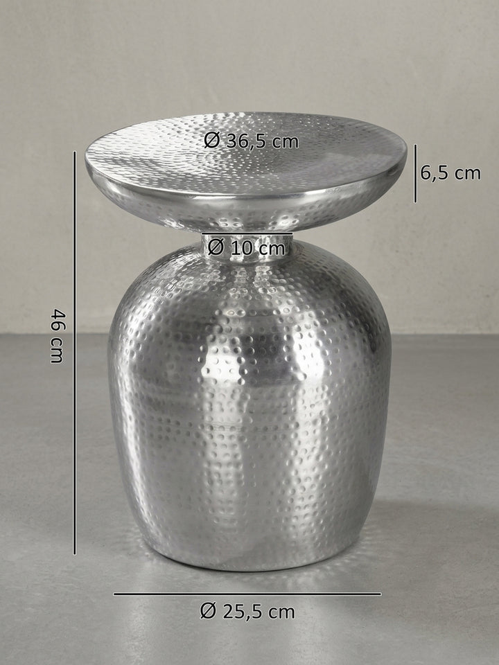 Detailansicht der Rückseite des runden Hammerschlag-Tisches in Silber. Die gleichmäßige, glänzende Lackierung des Metall-Beistelltisches zeugt von hochwertiger Verarbeitung ohne Kanten._