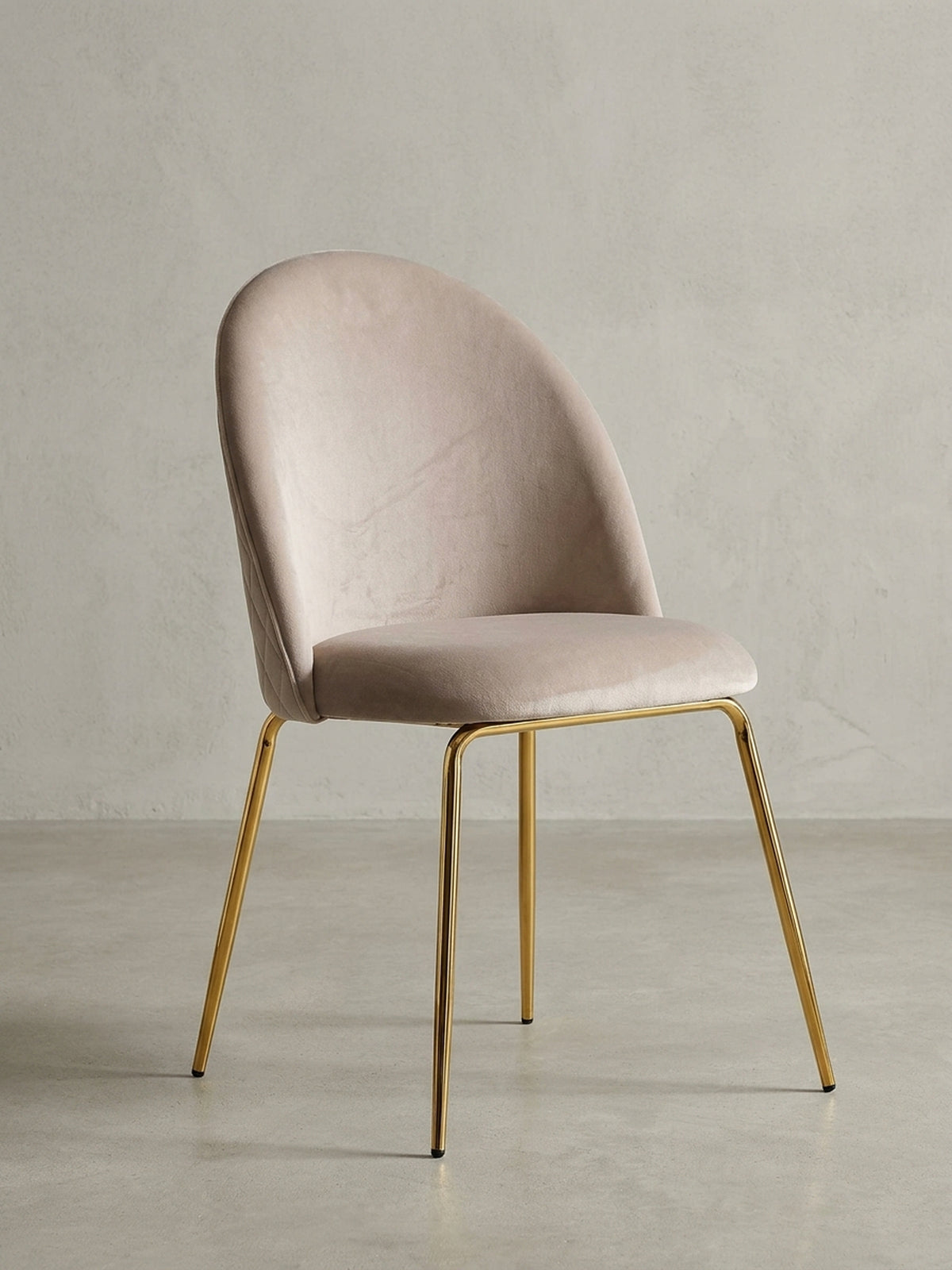 Design-Schalenstuhl in Beige mit goldfarbenem Metallgestell in der 3/4-Ansicht, die die geschwungene Rückenlehne hervorhebt.