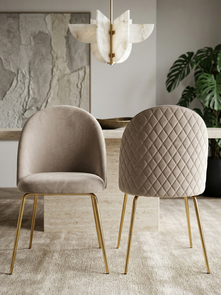 2er-Set Esszimmerstühle in Beige mit Samtbezug und goldenen Beinen – moderne Polsterstühle mit gestepptem Rücken _