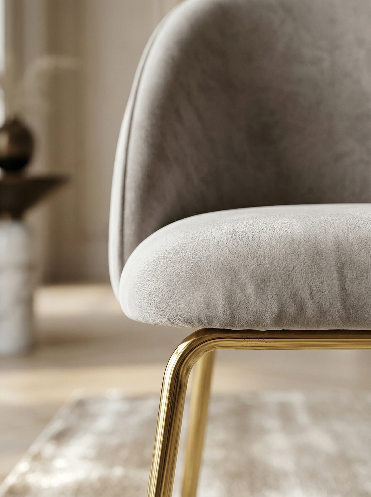 2er-Set Esszimmerstühle in Beige mit Samtbezug und goldenen Beinen – moderne Polsterstühle mit gestepptem Rücken