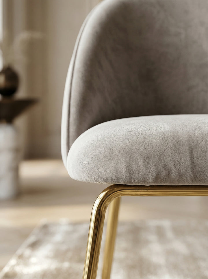 2er-Set Esszimmerstühle in Beige mit Samtbezug und goldenen Beinen – moderne Polsterstühle mit gestepptem Rücken _