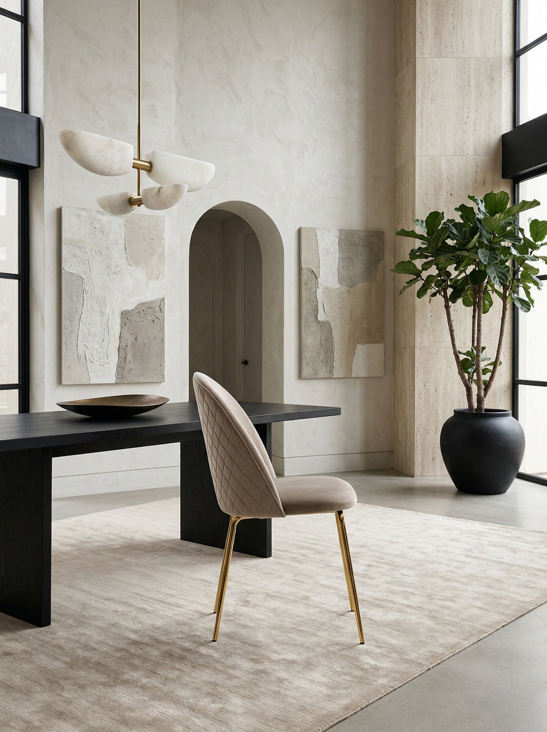 2er-Set Esszimmerstühle in Beige mit Samtbezug und goldenen Beinen – moderne Polsterstühle mit gestepptem Rücken _