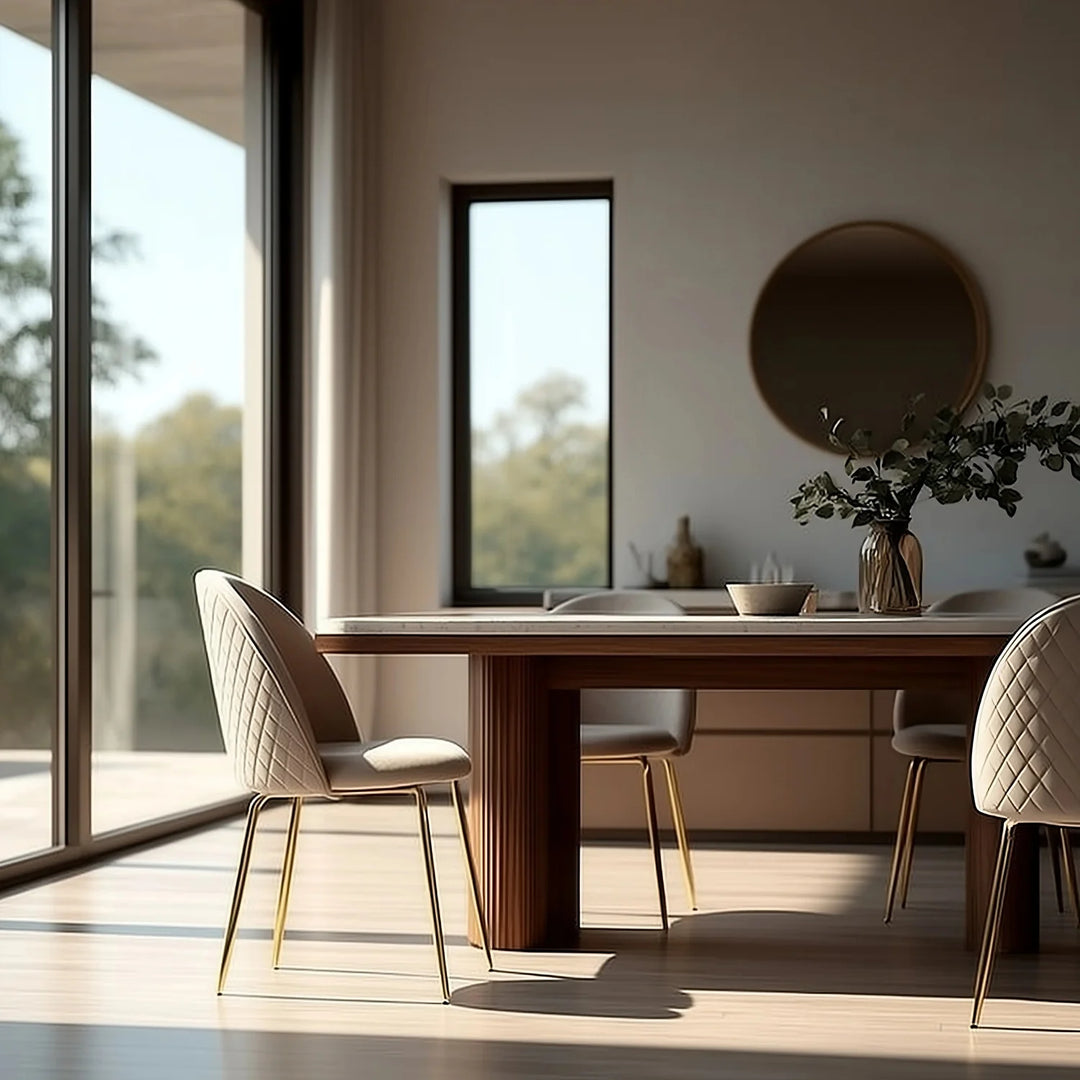 Skandinavische Esszimmerstühle im 2er-Set, beige Samtbezug mit Rautensteppung und goldenen Beinen – elegantes Sitzmöbel _
