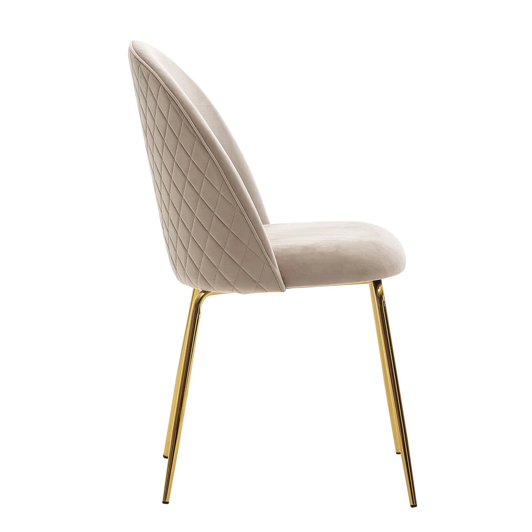 Beige Samtstühle im Doppelpack, gepolstert mit Stoffbezug und goldfarbenem Gestell – elegantes Sitzmöbel fürs Esszimmer _