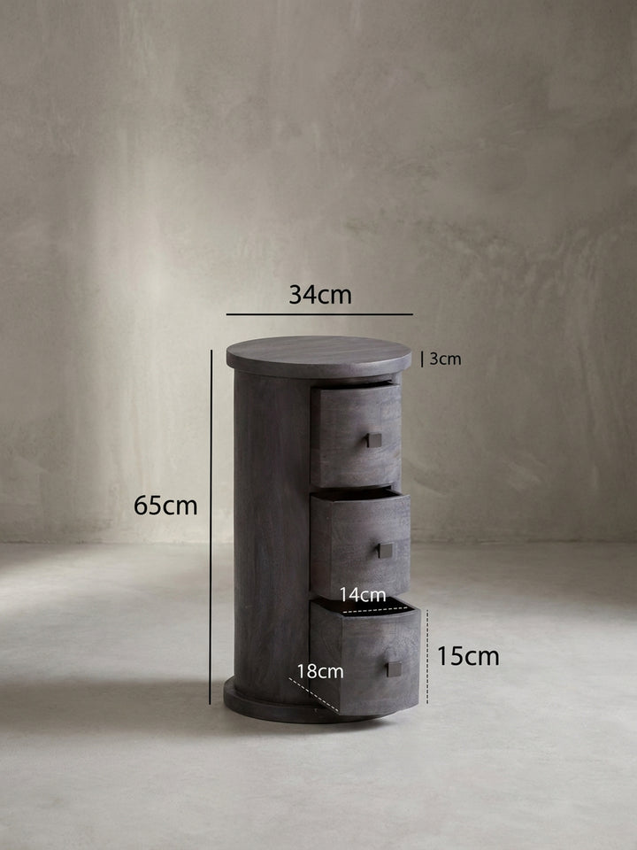 Das runde Schränkchen hat eine Höhe von 65 cm und einen Durchmesser von 34 cm, die exakten Maße für die Planung im Flur oder neben dem Sofa sind hier dargestellt._