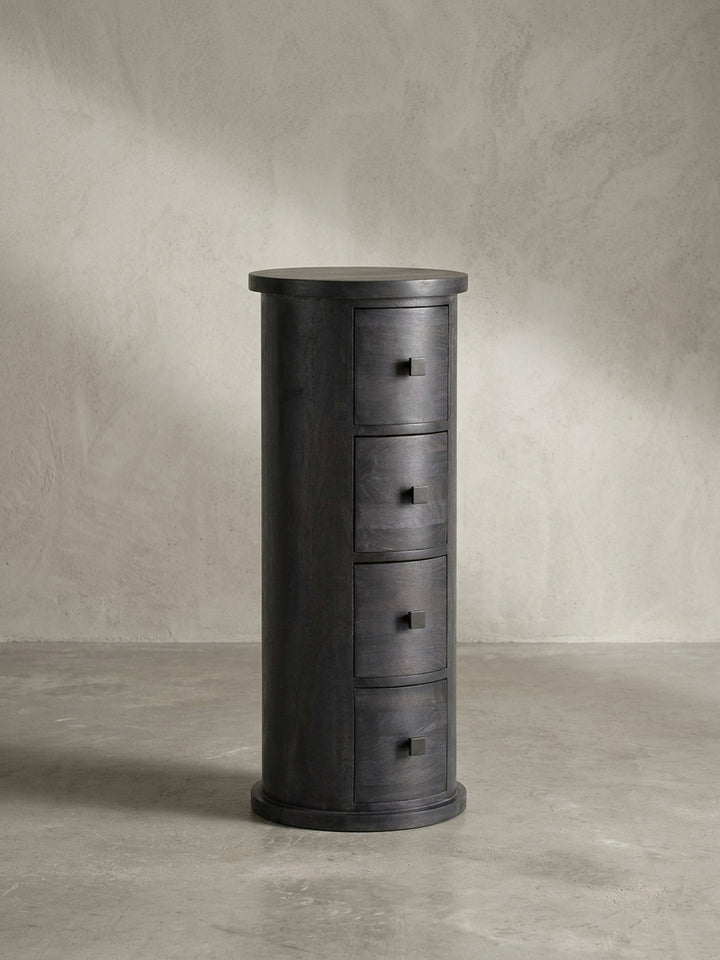 Gesamtansicht des eleganten, runden Schranks aus schwarzem Massivholz, ein zeitloses Designstück für Flur, Wohn- oder Schlafzimmer._