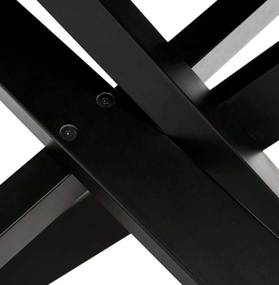Moderner Esstisch in Schwarz - mit X-förmigen Beinen - bietet ein minimalistisches Design_